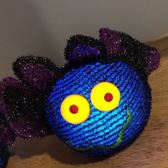 Halloween Light Up Bat, Like New, 3 AAA batteries included - Picture 5 of 14